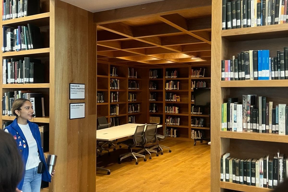 Recorrido por la biblioteca durante la inducción
