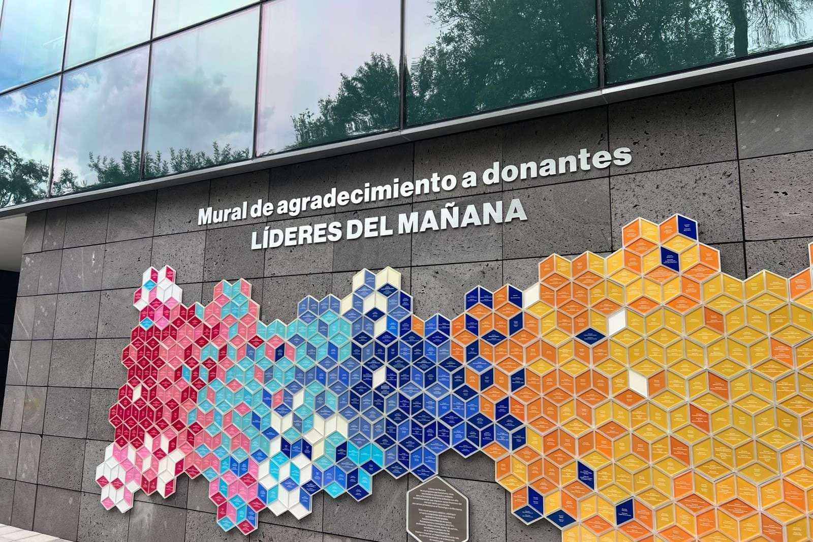 Mural de agradecimiento a donantes de Líderes del Mañana