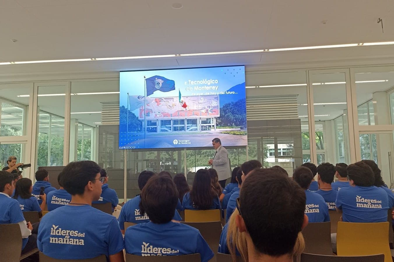 Auditorio lleno durante una presentación institucional