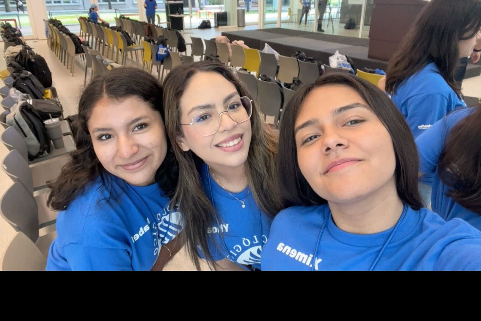 Selfie de tres integrantes con la playera del programa