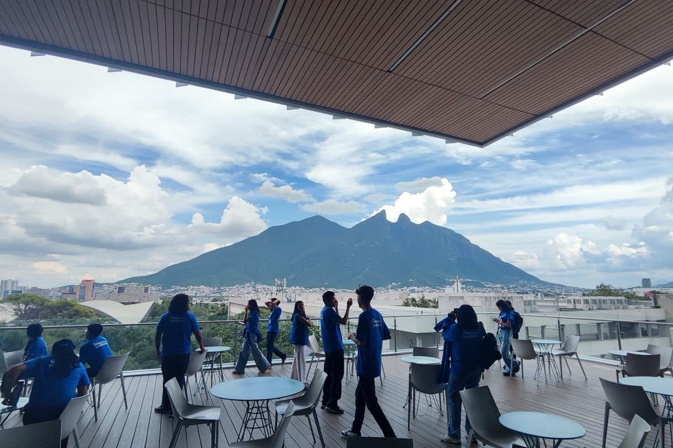 Terraza con el Cerro de la Silla al fondo