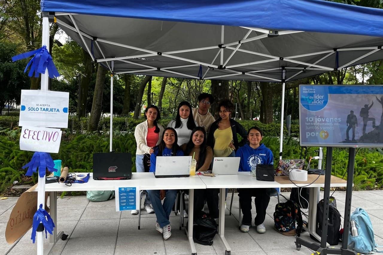 Stand "De líder a líder" con el equipo recaudando